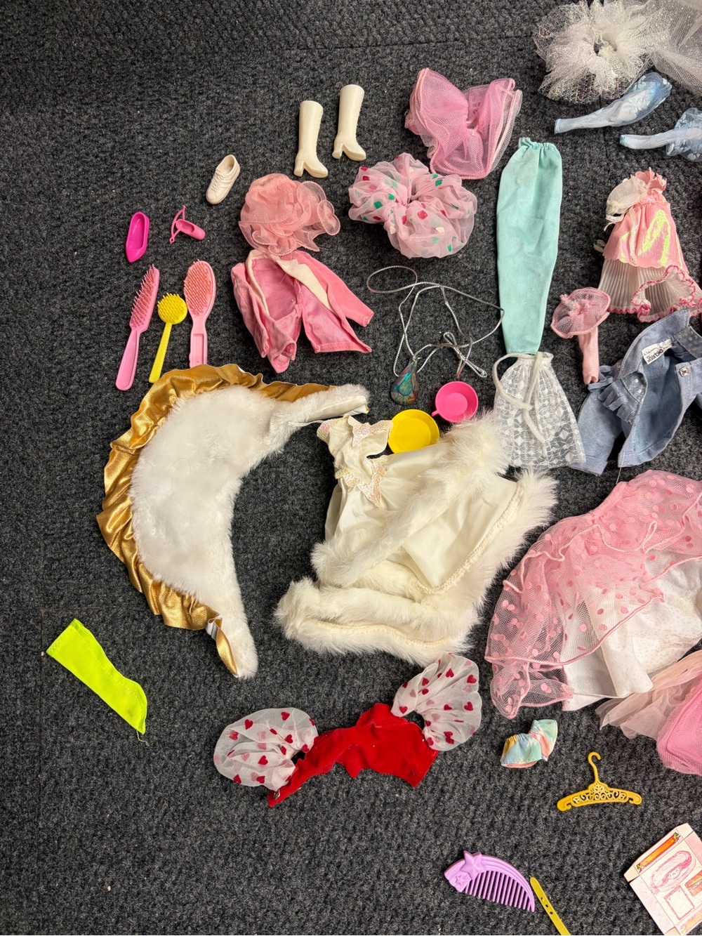 Vintage lot of 1980s Barbie clothes outfits accessories suitcase - Picture 2 of 15